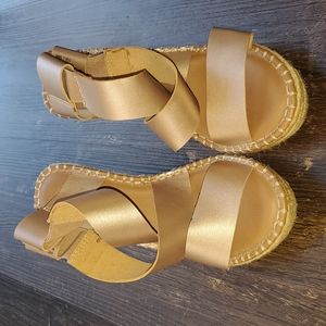 🌸 SALE! WON’T LAST LONG! 🌸 Rose gold wedge